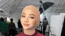 Penampilan cantik Glenca Chysara saat berhijab. Ia mengenakan atasan lengan panjang berwarna merah, dipadu hijab cokelat polos yang serasi. [Foto: Instagram/glencachysaraofficial]