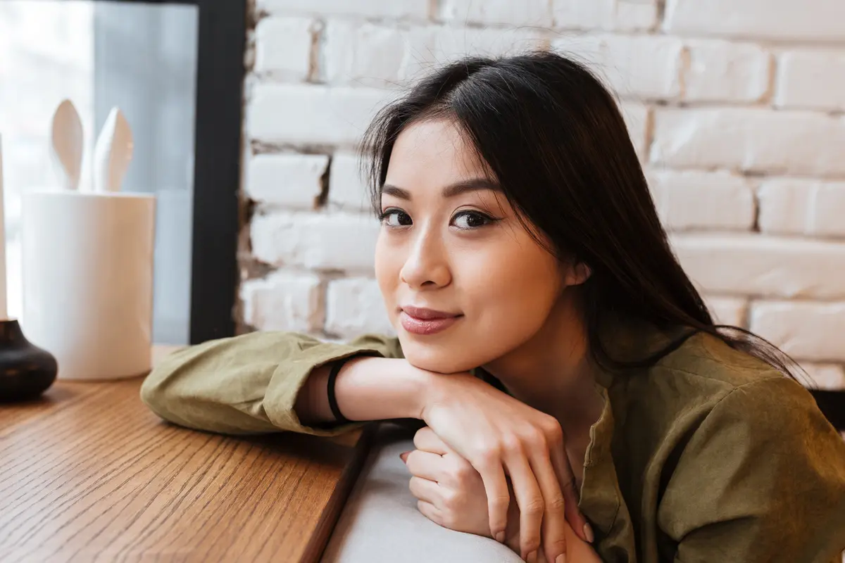 perempuan cantik dewasa tenang sabar