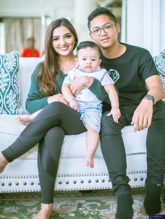 "Kl inget dulu masih kecil ndut masih piyik,, dulu tuh ngambekan, cengeng, sensitif, dll hahaha skr brubah total!! Dan ngga berasa skr udah segede ini,, dipeluk2 udh malu depan orang, kl belakang masih suka ndusel2.." tulis Ashanty.(Instagram/ashanty_ash)