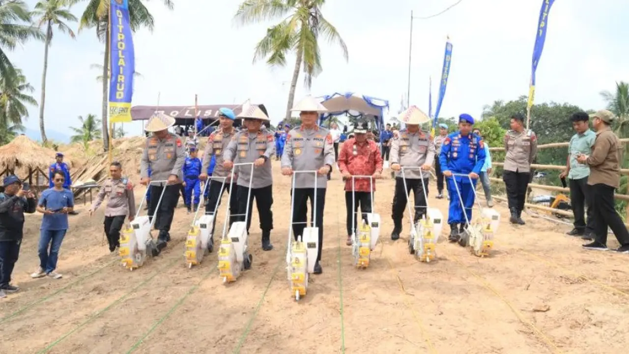Polda Banten bersama jajaran dan kelompok tani binaan Polairud Polda Banten manfaatkan lahan eks tambang untuk penanaman bibit jagung di Lingkungan Bagendung.