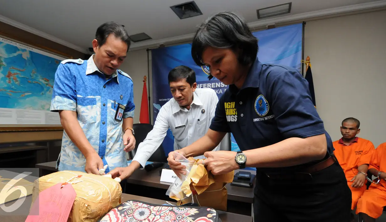 Deputi Pemberantasan BNN, Arman Depari (kiri) memeriksa barang bukti sabu saat rilis di Jakarta, Selasa (24/5/2016). BNN kembali mengungkap dua kasus penyelundupan narkoba jenis sabudengan tujuh orang tersangka. (Liputan6.com/Helmi Fithriansyah)