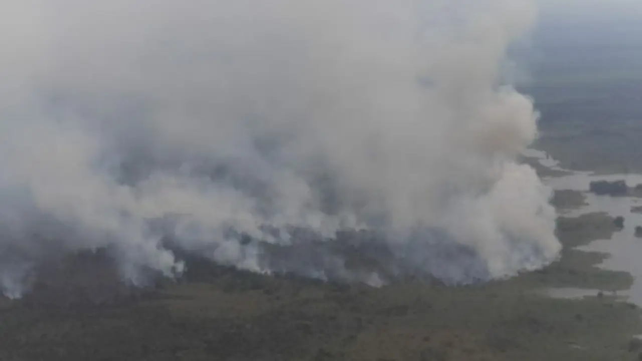Kebakaran lahan di Riau yang terjadi di salah kabupaten sehingga menimbulkan kepulan asap tebal.