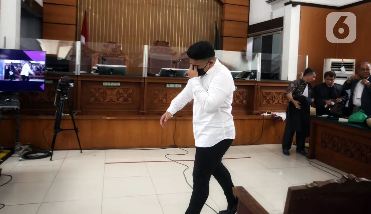 "Menjatuhkan pidana penjara selama 5 tahun," sambungnya. (Liputan6.com/Johan Tallo)
