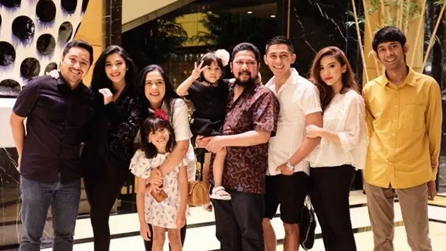 Diisukan Segera Menikah, ini 6 Potret Kedekatan Roestiandi dan Keluarga Naysila Mirdad