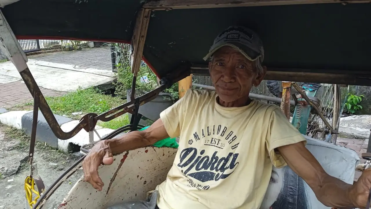 Namanya Warto, pengayuh becak tua asal Brebes, Jawa Tengah.