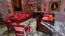 Furnitur ruangan La Suite Imperiale dari Hotel Ritz yang akan dilelang oleh Rumah Lelang Artcurial di Paris, Rabu (11/4). Hotel legendaris di Paris tersebut melelang beberapa barang ikoniknya pada 17 April mendatang. (GERARD JULIEN/AFP)