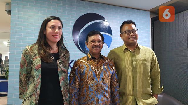 Direktur Kebijakan APAC WhatsApp Clair Deevy, Menkominfo Johnny G. Plate, dan Kepala Kebijakan Publik Facebook Indonesia Ruben Hatari di Kantor Kemkominfo, Kamis (7/11/2019). Liputan6.com/Agustin Setyo W.