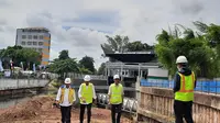 Presiden Joko Widodo atau Jokowi meninjau proyek pembangunan sodetan Kali Ciliwung ke Kanal Banjir Timur (KBT) Jakarta Timur, Selasa (24/1/2023). (Foto:Liputan6/Lizsa Egeham)