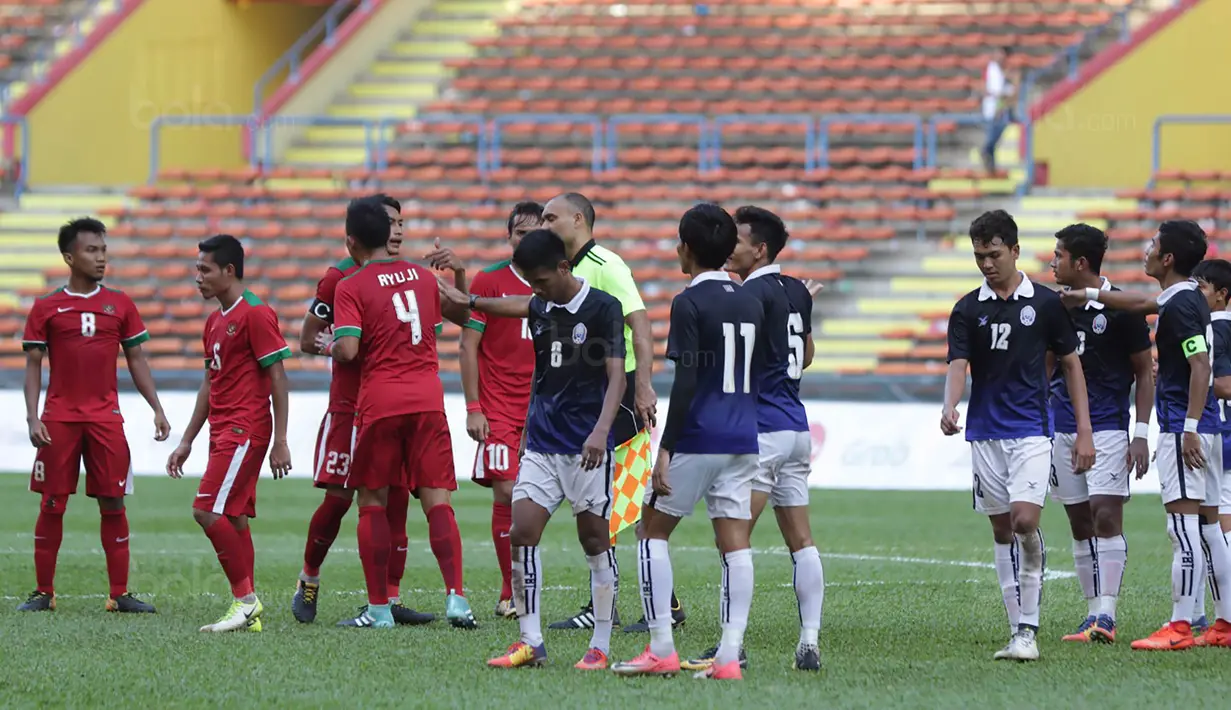 Para pemain timnas Indonesia terlibat pertikaian dengan pemain Kamboja di Stadion Shah Alam, Selangor, Kamis, (24/8/2017). Indonesia menang 2-0 atas Kamboja. (Bola.com/Vitalis Yogi Trisna)
