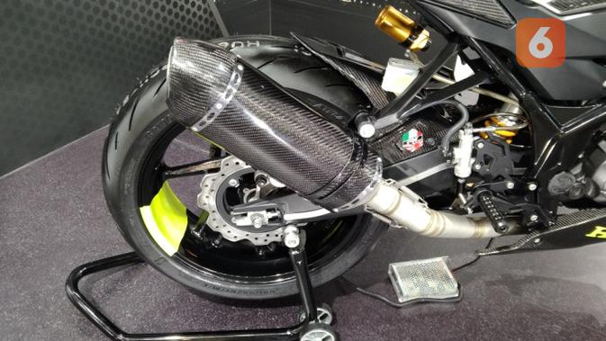 All-new Honda CBR150R Sporty Low Rider menggunakan knalpot kustom dengan cover karbon garapan R Autoworks. (Septian/Liputan6.com)