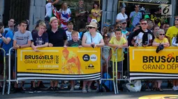 Sejumlah warga menyaksikan Tour de France (TdF) 2019 yang dari kota Brussels, Belgia (6/7/2019). Tour de France 2019 akan menempuh jarak total 3.640 km terbagi 21 etape dan akan  mencapai finis akhir  di Paris ibuk ota Prancis Minggu 28 Juli 2019. (Liputan6.com/HO/Arie Asona)
