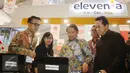 Rudiantara meninjau pameran industri e-Commerce, Indonesia E-commerce Summit and Expo (IESE) 2017, di Indonesia Convention and Exhibition (ICE), BSD City, Tangerang Selatan, Rabu (9/5). (Liputan6.com/Angga Yuniar)