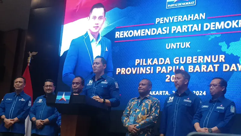 Ketua Umum DPP Partai Demokrat, Agus Harimurti Yudhoyono (AHY), memberikan surat rekomendasi kepada pasangan bakal calon gubernur dan wakil gubernur (Bacagub-Bacawagub) Papua Barat Daya, Abdul Faris Umlati (AFU) dan Petrus Kasihiw. (Istimewa)