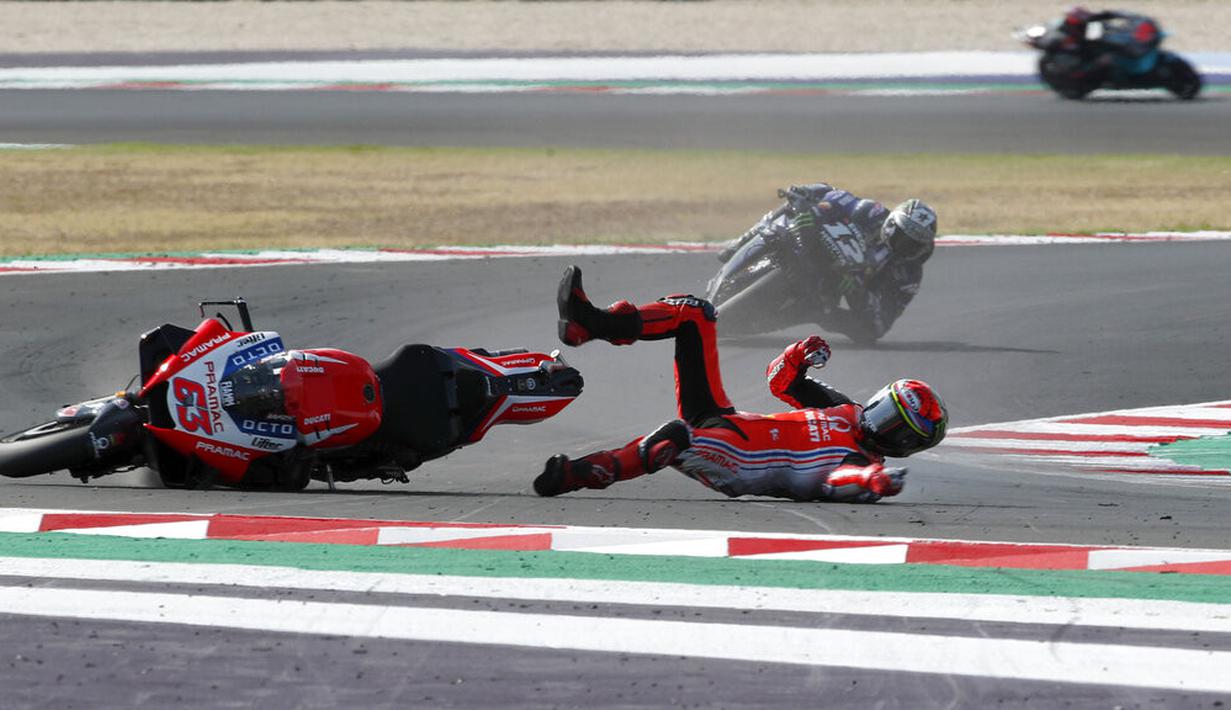 Pembalap Pramac Racing, Francesco Bagnaia, terjatuh saat balapan MotoGP Emilia Romagna di Sirkuit Misano, Italia, Minggu (20/9/2020). Bagnaia yang sempat memimpin balapan gagal menjadi juara setelah terjatuh pada lap ke-21. (AP/Antonio Calanni)