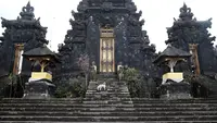 Suasana sepi di komplek Pura Besakih, Rendang, Bali, Minggu (3/12). Jika yang biasanya ramai aktivitas dan wisatawan, Komplek Pura Besakih sepi karena masuk dalam zona Kawasan Rawan Bencana (KRB) 3 Gunung Agung. (Liputan6.com/Immanuel Antonius)