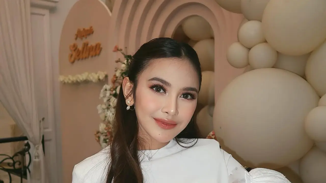 6 Potret Penampilan Mahalini di Akikah Selina, Bak Kakak Adik ketika Gendong Anaknya