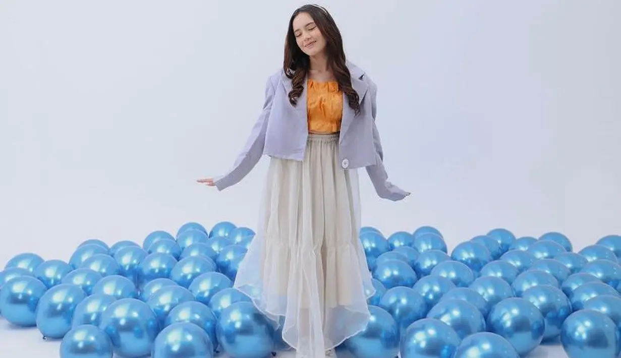 Padanan lilac dan warna orange neon biasanya selalu menangkap atensi. [@bebytsabina].