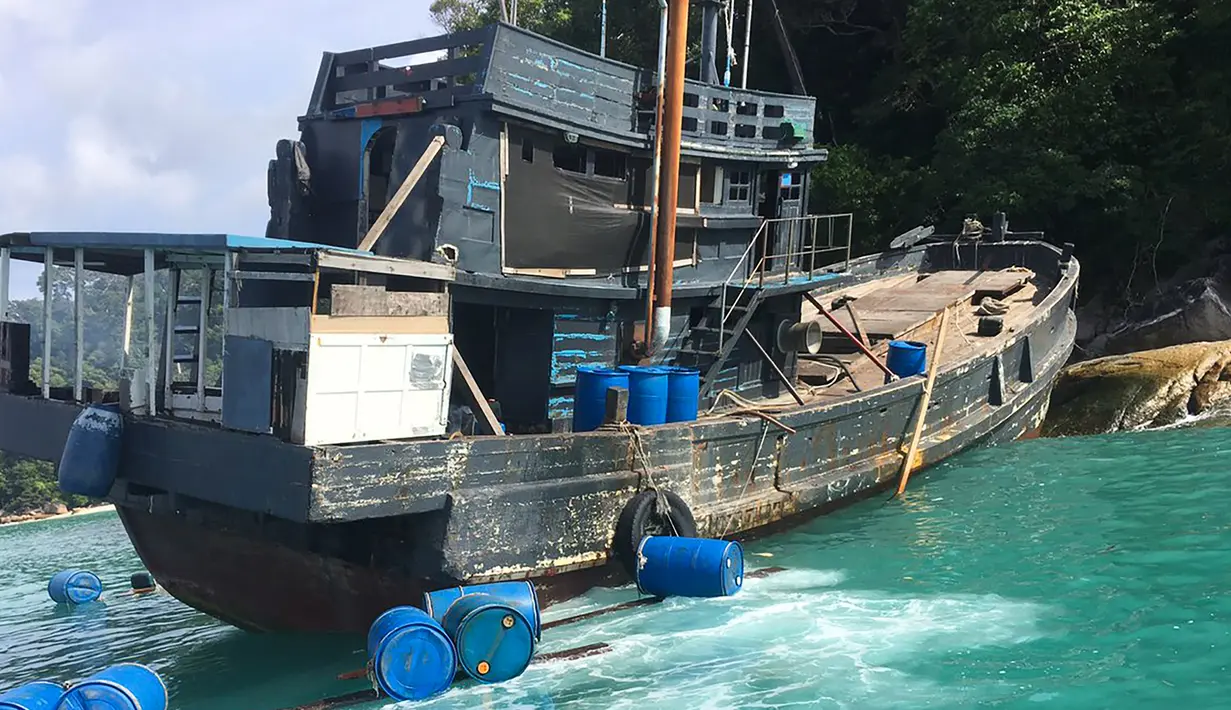 Sebuah perahu yang mengangkut muslim Rohingya ditemukan terdampar di Taman Nasional Laut Tarutao, Pulau Rawi, Thailand Selatan pada 11 Juni 2019. Sebanyak 65 muslim Rohingya ditemukan dalam kapal yang nyaris karam. (HO/DEPARTMENT OF NATIONAL PARKS, WILDLIFE AND PLANT CONSERVATION (DNP)/AFP)