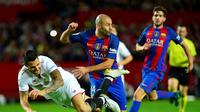 Pemain Barcelona, Javier Mascherano, berduel dengan pemain Sevilla, Vitolo (kiri), pada laga lanjutan La Liga, di Ramon Sanchez Pizjuan Stadium, Minggu (6/11/2016). (AFP/Cristina Quicler)