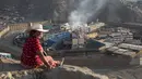 Warga melihat kerusuhan di Penjara Castro Castro, Lima, Peru, Senin (27/4/2020). Badan Penjara Peru melaporkan bahwa tiga narapidana tewas dalam kerusuhan tersebut. (AP Photo/Rodrigo Abd)