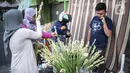 Pembeli memilih bunga potong di Pasar Bunga Rawa Belong di Jakarta, Sabtu (23/5/2020). Menyambut Hari Raya Idul Fitri 1441 H, permintaan bunga potong untuk menghias rumah turun karena kurangnya minat masyarakat untuk keluar rumah disebabkan pandemi COVID-19. (Liputan6.com/Faizal Fanani)