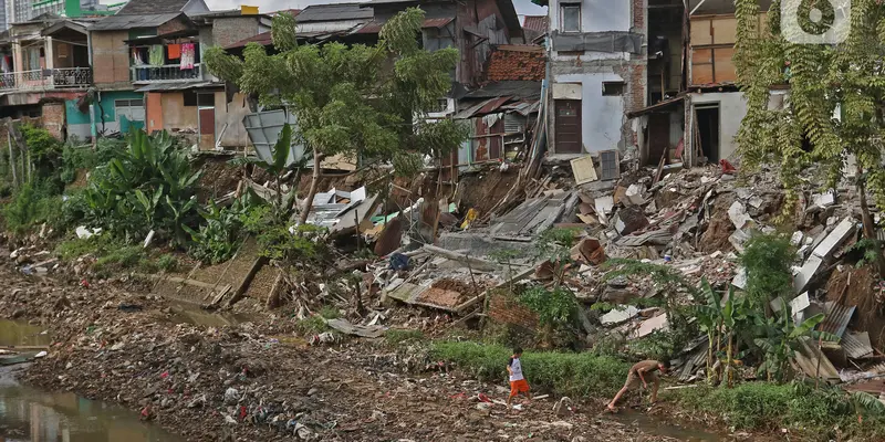 Akibat Hujan Lebat, Rumah Amblas di Matraman Dalam