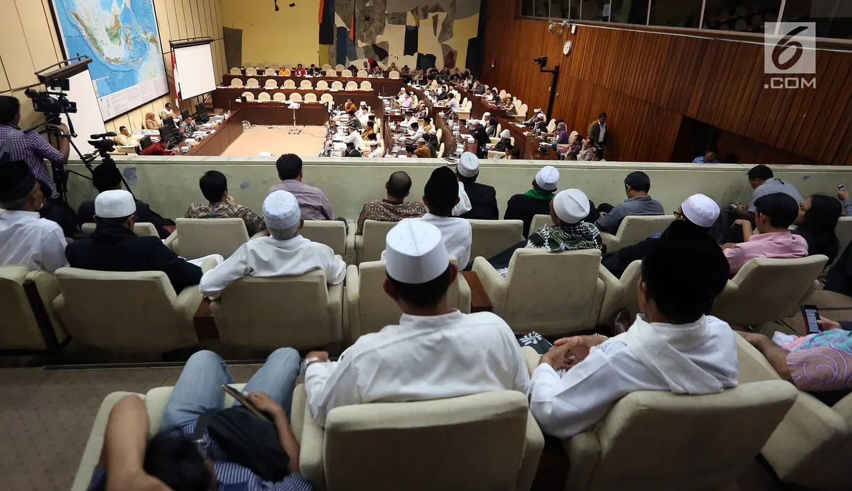Suasana rapat dengar pendapat Komisi II DPR soal Perppu Nomor 2/2017 tentang Ormas di Kompleks Parlemen, Senayan, Jakarta, Kamis (19/10). Dalam rapat, Komisi II mengundang mengundang beberapa ormas Islam. (Liputan6.com/Johan Tallo)