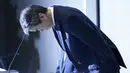 Presiden dan CEO Toshiba Corporation Hisao Tanaka saat konferensi pers pengunduran dirinya di Tokyo, Selasa (21/7/2015). Tim peneliti menemukan penyimpangan pencatatan keuntungan perusahaan yang dilakukan Tanaka dari tahun 2008. (Reuters/Thomas Peter)