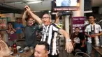Sejumlah pendukung Newcastle United yang tergabung dalam Indo Toon Army melakukan selebrasi ketika Sean Longstaff mencetak gol penyeimbang 1-1 ke gawang Brighton saat Roaring Night Liga Inggris 2023/2024 di Triboon Kemang, Jakarta Selatan, Sabtu (11/05/2024). (Bola.com/Abdul Aziz)