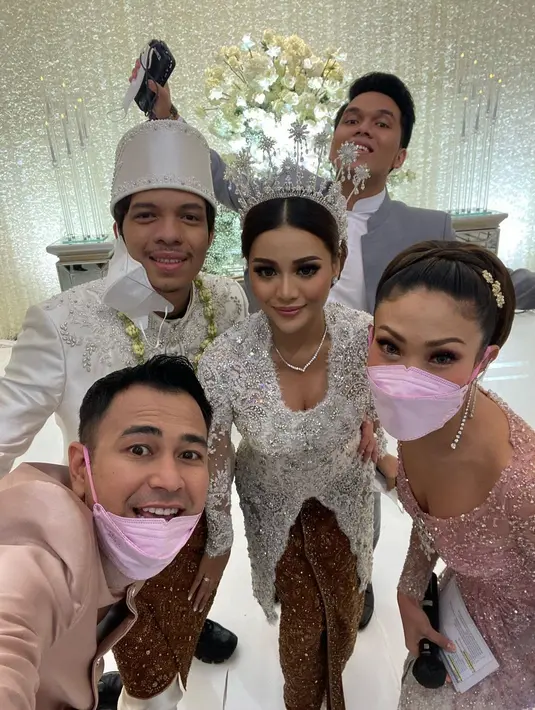 Sekitar pukul 13.50 WIB kata sah diucapkan usai Atta melantunkan ijab qabul di hadapan para hadirin, terutama kedua saksi, yakni Presiden Joko Widodo dari pihak mempelai laki-laki dan Bapak Prabowo, saksi dari pihak mempelai perempuan.  (Instagram/raffinagita1717)