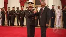 Kapolri Jenderal Pol. Badrodin Haiti (kiri) mendapat ucapan selamat dari Plt Ketua KPK Taufiqurrahman Ruki setelah resmi menjabat sebagai Kapolri di Istana Negara, Jakarta, Jumat (17/4/2015). (Liputan6.com/Faizal Fanani)