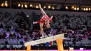 <p>Pesenam putri Indonesia, Alarice Mallica Prakoso beraksi pada nomor balok keseimbangan dalam Kejuaraan Dunia Gimnastik 2025 di Indonesia Arena, Senayan, Jakarta, Selasa (21/10/2025). (Bola.com/Bagaskara Lazuardi)</p>