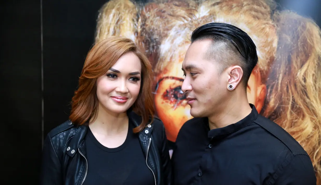 Kejadian demi kejadian di rasakan oleh pesulap yang belum lama ini membuat tegang dan gempar para dewan juri dan istri di acara America's Got Talents. Puasa pertama bersama istri, Demian mengaku sering kaget. (Adrian Putra/Bintang.com)