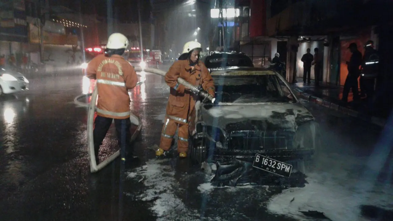 Mobil Dibakar
