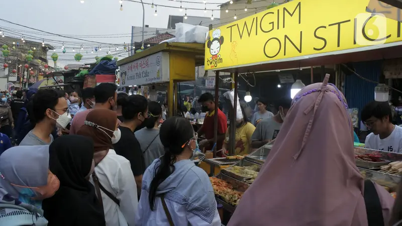 FOTO: Berburu Takjil Ramadhan di Pasar Lama Tangerang
