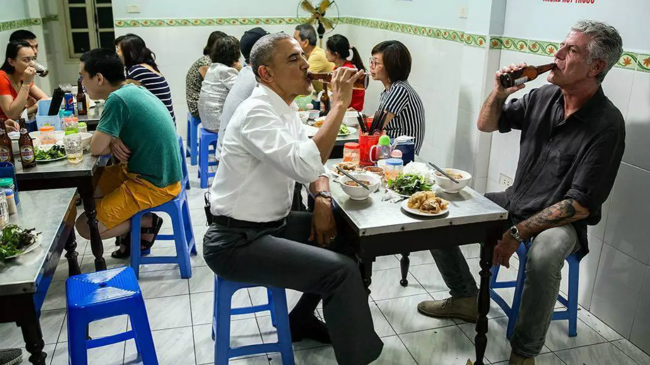 Presiden Barack Obama menyantap bakmi khas Vietnam di Hanoi bersama Anthony Bourdain. (NBC News)