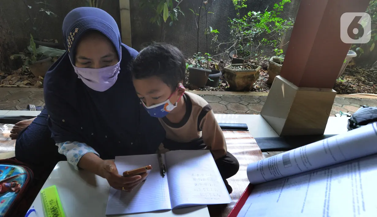 Siswa belajar secara daring menggunakan fasilitas wifi gratis di Perumahan Pondok Mulya I, Beji, Depok, Jawa Barat, Rabu (29/7/2020). Fasilitas tersebut disediakan oleh Sri Wiwoho untuk siswa sekitar perumahan. (merdeka.com/Arie Basuki)