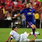 Pemain belakang Manchester United, Luke Shaw (atas) berusaha melewati hadangan Andrea Ranocchia (Inter Milan) dalam laga kedua Guines International Champions Cup di FedExField, (29/7/2014). (REUTERS/Evan Habeeb-USA TODAY Sports) 