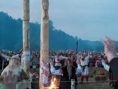 Sejumlah orang mengikuti upacara ritual pagan kuno di dekat desa Glubokovo, Rusia (24/6). Upacara ini digelar untuk merayakan titik balik matahari di musim panas. (AFP Photo/Andrei Borodulin)