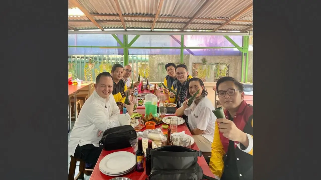 Angkatan Muda Pembangunan Indonesia (AMPI) dan organisasi sayap Partai Gerindra, Tunas Indonesia Raya (Tidar) melakukan sarapan dan santai bareng.