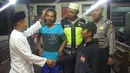Kepolisian Resor Bogor mengamankan orang dengan gangguan jiwa di Kabupaten Bogor, Jawa Barat, Rabu (14/2). Usai diamankan, mereka dimandikan petugas, diberi pakaian yang layak dan diserahkan ke Dinsos Kabupaten Bogor. (Liputan6.com/HO/Polres Bogor)