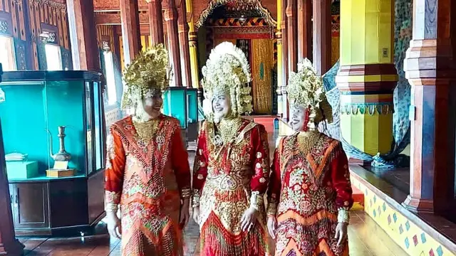 Ira Wibowo mengenakan busana adat Minang (Instagram/irawbw)