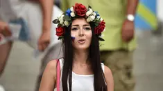 Suporter cantik Rusia ini hadir saat pertandingan antara Inggris melawan Rusia di grup B Piala Eropa 2016 di Stade Velodrome, Marseille, (11/6/2016). (AFP/Bertrand Langlois)