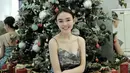 Di hari Natal, Amanda Manopo konsisten tampil feminin kasual dengan dress print bertali. Ia lengkapi busana dengan clutch rajut berwarna abu-abu yang senada [@amandamanopo]