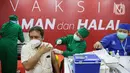 Pelaku usaha menerima vaksin Covid-19 dosis kedua di Mall Tamrin City, Jakarta, Rabu (2/6/2021). Vaksinasi ini memastikan pelayan toko hingga yang berusaha di kawasan pertokoan divaksinasi sehingga menimbulkan kenyamanan dan rasa aman bagi pedagang dan pembeli. (Liputan6.com/Faizal Fanani)