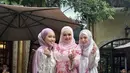 Momen lain, Ayana terlihat mengenakan baju kurung satin warna soft purple dengan aksen motif floral di panel bagian depan. Baju kurung tersebut kemudian ia padukan dengan hijab bermotif warna senada. [@xolovelyayana]