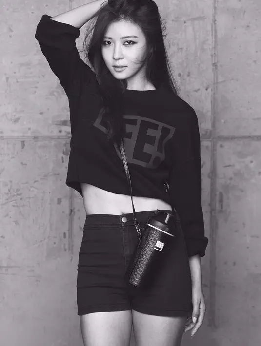 Hal tersebut terungkap saat Ha Ji Won menghadiri acara One Night of TV Entertainment di SBS. Ia mengaku jika dirinya senang dengan pria yang lucu dan bisa memasak. (Foto: instagram.com/hajiwon1023)