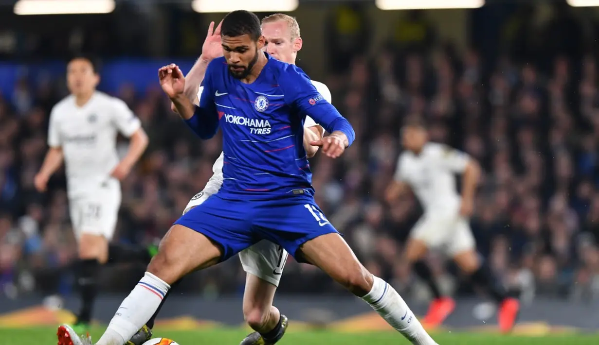 Aksi Ruben Loftus Cheek pada leg kedua Liga Europa yang berlangsung di Stadion Stamford Bridge, London, Jumat (10/5). Chelsea menang 4-3 atas Eintracht Frankfurt lewat adu penalti. (AFP/Oliver Greenwood)
