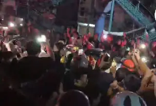 Seorang pemuda nekat mencoba bunuh diri dengan cara naik ke papan reklame di JPO Jalan Daan Mogot, Batuceper, Kota Tangerang. (Foto: Istimewa)