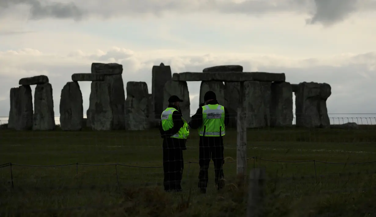 Para petugas keamanan berpatroli di situs warisan dunia Stonehenge di Wiltshire, Inggris (20/6/2020). Sebuah lingkaran yang terdiri dari lubang-lubang prasejarah yang dalam ditemukan di dekat situs warisan dunia tersebut. (Xinhua/Tim Ireland)